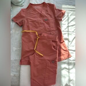 Figs Coral Scrub Set with Mustard Tie